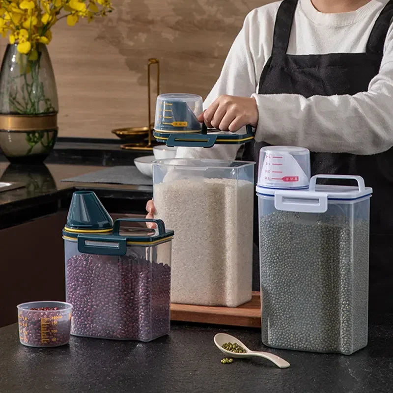 2kg Pet Food Storage Container Airtight Plastic Bin with Measuring Cup Dog & Cat Food Keeper